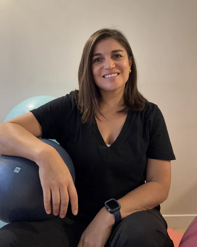 Constanza, sentada en la consulta y apoyada en una pelota de fitball.